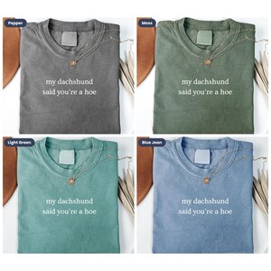 Pu&ograve; includere: Quattro magliette di diversi colori con la scritta "my dachshund said you're a hoe" stampata sul davanti. I colori sono pepe, muschio, verde chiaro e jeans blu.