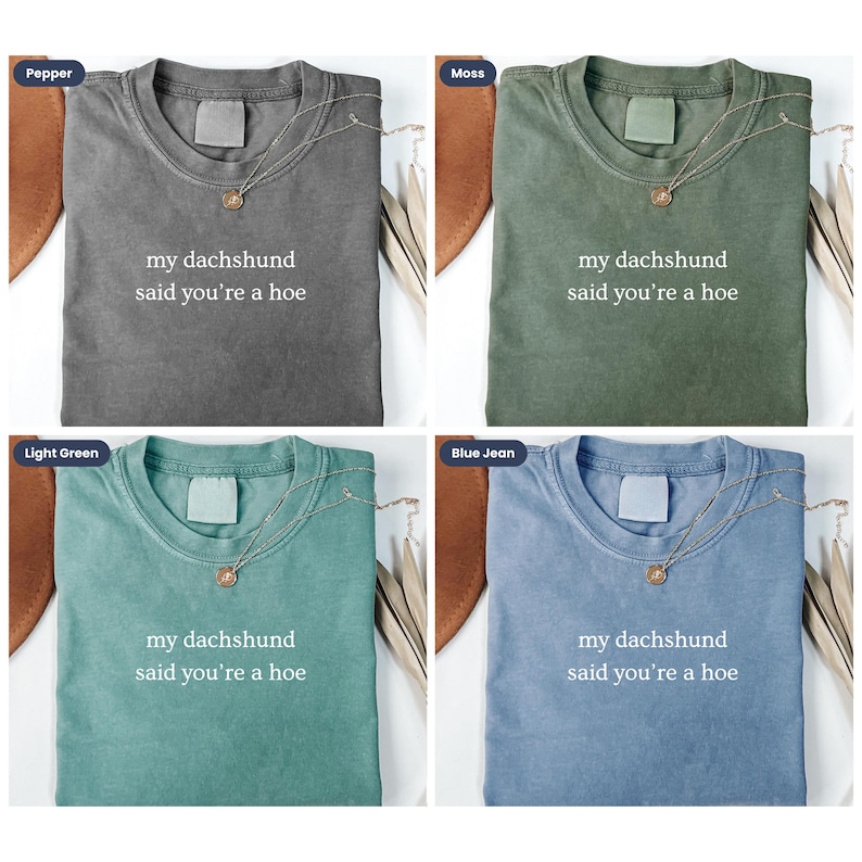 Pu&ograve; includere: Quattro magliette di diversi colori con la scritta "my dachshund said you're a hoe" stampata sul davanti. I colori sono pepe, muschio, verde chiaro e jeans blu.