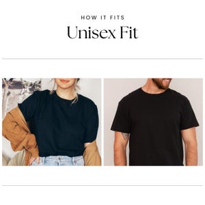 K&ouml;nnte beinhalten: Zwei Personen tragen schwarze T-Shirts, eine Person tr&auml;gt eine braune Jacke, die andere Person hat ein Tattoo am Arm. Der Text "Unisex Fit" wird &uuml;ber dem Bild angezeigt.