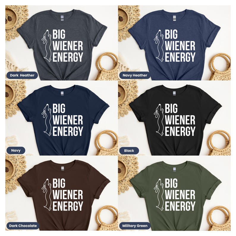 Pu&ograve; includere: Sei magliette di diversi colori con un contorno di bassotto bianco e il testo "BIG WIENER ENERGY". I colori sono grigio scuro melange, blu navy melange, blu navy, cioccolato scuro, nero e verde militare.