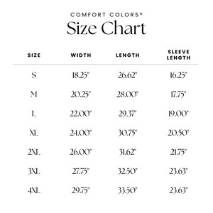 Pu&ograve; includere: Tabella delle taglie per abbigliamento con misure in pollici per larghezza, lunghezza e lunghezza della manica. Le taglie includono S, M, L, XL, 2XL, 3XL e 4XL.