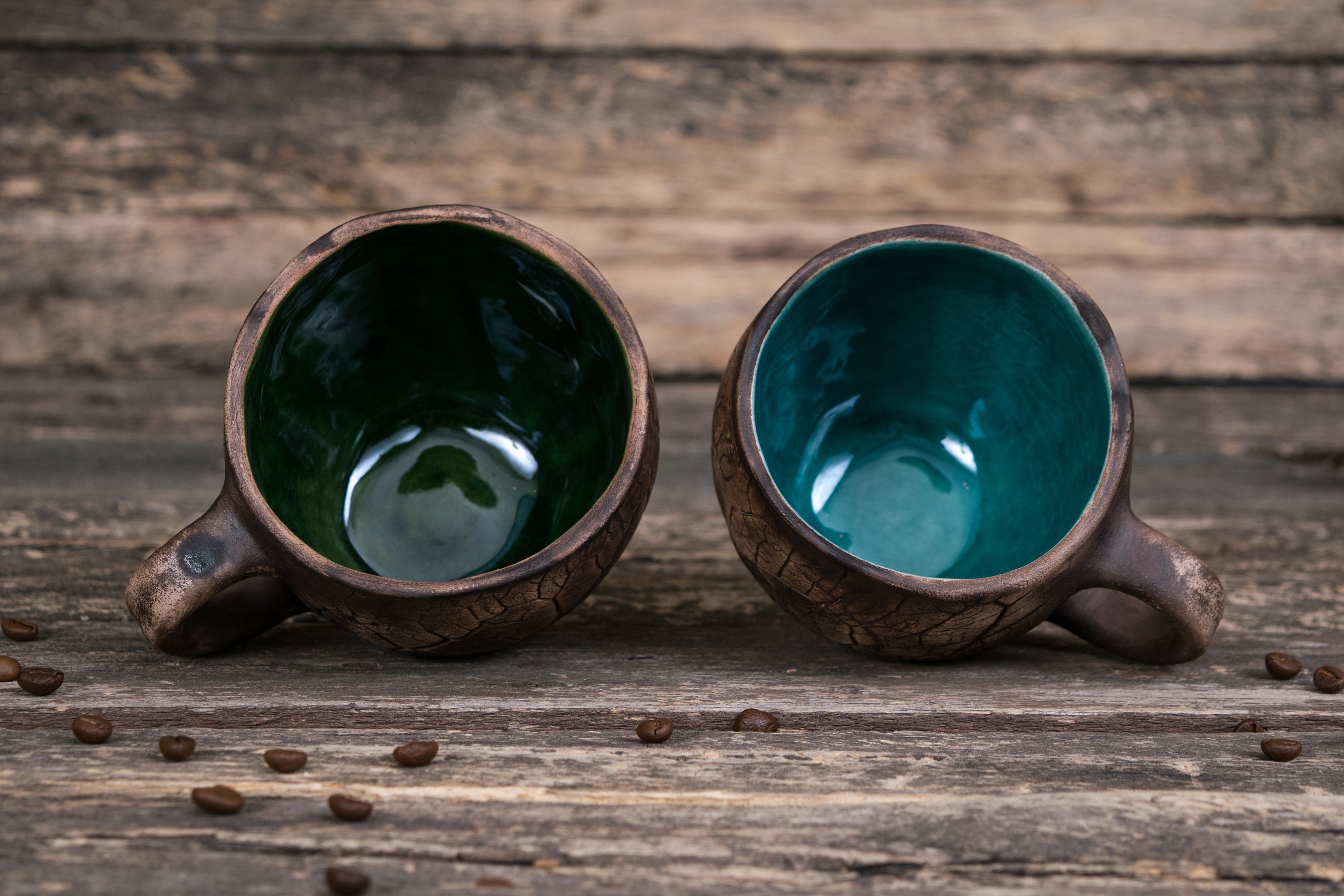 葉模様の陶器カップ 2個セット 葉の模様が入った陶器のマグカップ 2 個セット || 葉の模様が入った