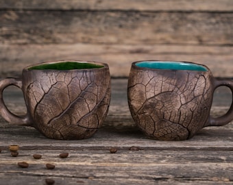 Juego de dos tazas de cerámica con impresiones de hojas // Juego de dos tazas con hojas, Tazas de cerámica hechas a mano, Tazas con impresiones de plantas, Cerámica natural
