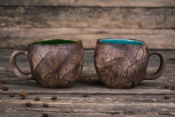 葉模様の陶器カップ 2個セット 葉模様の陶器カップ 2個セット 葉の模様が入った陶器の