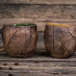 Set med två höga keramikmuggar || Set med två handgjorda keramikmuggar med bladavtryck, Unika keramiska kaffemuggar Natur, Lövmuggar