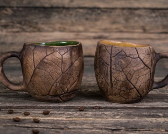 Juego de dos tazas altas de cerámica // Juego de dos tazas de cerámica hechas a mano con impresiones de hojas, Tazas de café de cerámica únicas Naturaleza, Tazas de hojas