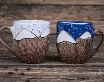 Set van twee handgemaakte aardewerken mokken || Unieke keramische bergmokken, Winter Wonderland mokken, Natuurmok, Sneeuwmokken, Mokken handgemaakt, Kleimok