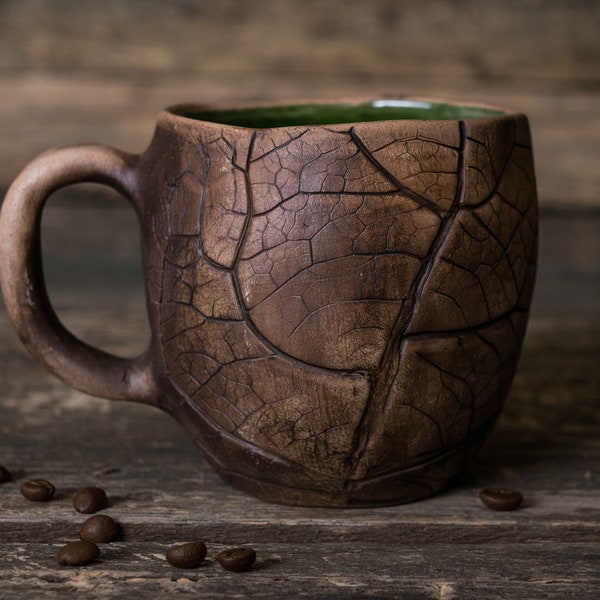Grande tazza da caffè in ceramica con impressioni di foglie // Tazze di ceramica fatte a mano, tazza naturale, tazza di foglie di argilla, tazza alta, tazza rustica, tazza botanica