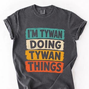Soy Tywan haciendo cosas de Tywan PNG, diseño divertido de cita con nombre personalizado, humor con nombre personalizado, descarga digital