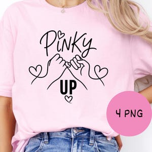 Peut inclure: T-shirt rose clair avec un motif noir « Pinky Up » représentant deux mains faisant un serment de pinky et des cœurs. Le t-shirt porte également l'inscription « 4 PNG » dans un cercle rose.