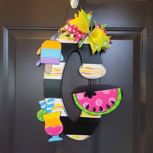 Carta de verano de todas las cosas iniciales de la familia con paleta, sandía y bebida deliciosa, letrero para colgar en la puerta pintado a mano