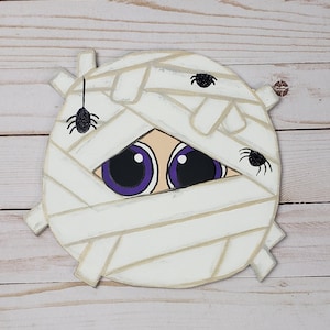 Peeking Mummy Door Sign – Cute Halloween Porch Decor