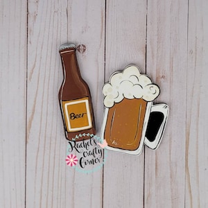 Puede incluir: Un recorte de madera de una botella de cerveza con la palabra "Cerveza" en ella y un recorte de madera de una jarra de cerveza con espuma en la parte superior.