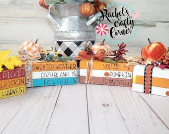 Estantería de libros de otoño: decoración rústica con frases otoñales