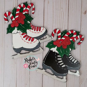Patins de Noël avec accroche-porte en forme de baies de houx et de cannes de bonbon