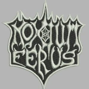 Puede incluir: Un parche bordado en blanco y negro con el texto "Nocturnus" en una fuente gótica.