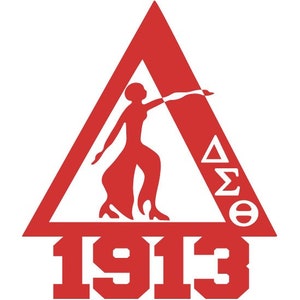 Puede incluir: Un tri&aacute;ngulo rojo con una silueta blanca de una mujer sosteniendo una antorcha en su interior. El tri&aacute;ngulo tiene las letras "&Delta;&Sigma;&Theta;" en el lado derecho y el a&ntilde;o "1913" debajo.