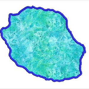 Puede incluir: Un parche de forma irregular con un borde azul. El interior presenta un diseño estilo acuarela en tonos turquesa y verde, con un sutil patrón de hojas y bayas. El parche está sobre un fondo blanco.