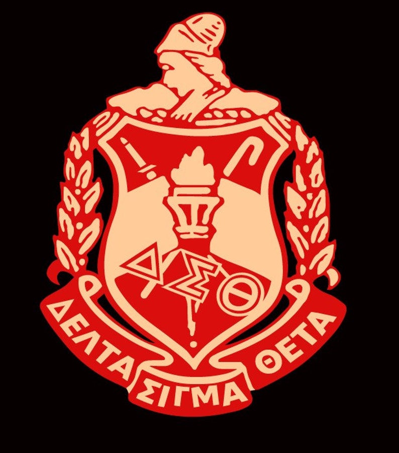 Puede incluir: Un escudo rojo y blanco con una antorcha, una espada y una llave. El escudo est&aacute; rodeado por una corona de hojas y las palabras "Delta Sigma Theta" est&aacute;n escritas alrededor de la parte inferior.