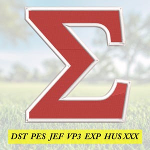 Pode incluir: Letra Σ vermelha bordada com borda branca. A letra tem uma aparência texturizada, sugerindo que é feita de tecido. O fundo é uma imagem desfocada de um campo gramado e céu. O texto "DST PES JEF VP3 EXP HUS XXX" está na parte inferior.