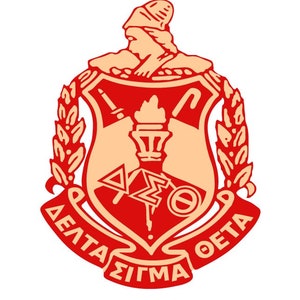 Puede incluir: Un escudo rojo y blanco con una antorcha, una espada cruzada y un cayado de pastor. El escudo est&aacute; rodeado por una corona de hojas y las palabras "Delta Sigma Theta" en una cinta roja.
