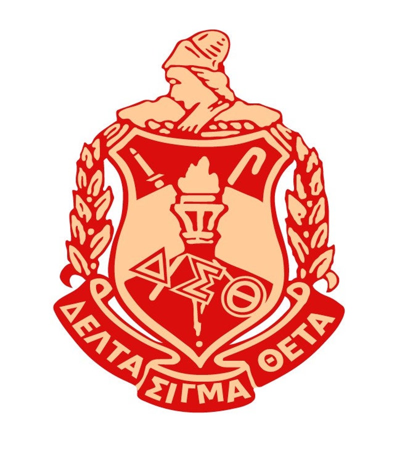 Puede incluir: Un escudo rojo y blanco con una antorcha, una espada cruzada y un cayado de pastor. El escudo est&aacute; rodeado por una corona de hojas y las palabras "Delta Sigma Theta" en una cinta roja.