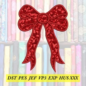 Puede incluir: Un diseño de bordado de lazo rojo con una textura similar a las lentejuelas, un nudo central circular y dos cintas largas que cuelgan. El texto "DST PES JEF VP3 EXP HUS XXX" está impreso en negro sobre una barra amarilla en la parte inferior.