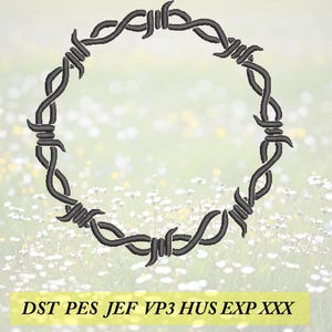 Puede incluir: Un diseño circular de alambre de púas gris oscuro. La imagen presenta una disposición circular de alambre de púas sobre un fondo borroso de flores blancas y follaje verde. El texto en la parte inferior dice: DST PES JEF VP3 HUS EXP XXX.