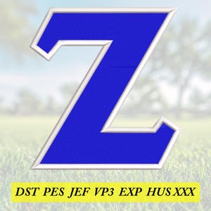 Puede incluir: Una letra "Z" bordada en azul con un borde blanco. La letra se encuentra sobre un fondo borroso de hierba verde y un cielo azul claro. El texto "DST PES JEF VP3 EXP HUS XXX" está en un rectángulo amarillo en la parte inferior.