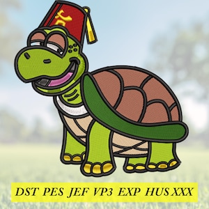 Puede incluir: Diseño de bordado de una tortuga de dibujos animados. La tortuga es verde con un caparazón marrón y lleva un fez rojo. El diseño incluye el texto "DST PES JEF VP3 EXP HUS XXX".