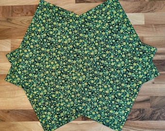 Christmas Placemats – Set of 2, Tiny Gold Foil Flowers on Green Cotton Winter Mats, 12x17 inches