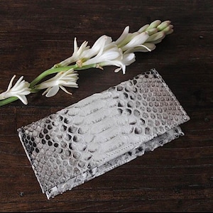 Portefeuille plat unisexe gris incolore en peau de python véritable / petit porte-monnaie en reptile / cuir exotique imprimé serpent / porte-cartes idée cadeau