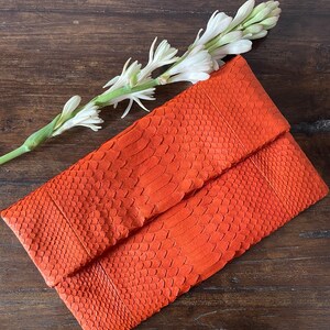 Clutch naranja tipo sobre de piel de pitón auténtica / Bolsos de piel exótica / Monedero pequeño y elegante hecho a mano / Clutch de noche plano y elegante / Bolso de piel de serpiente