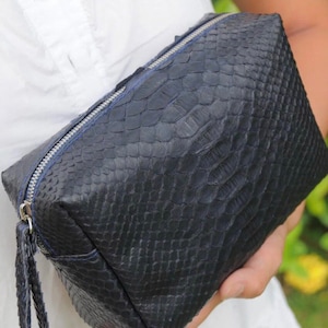 Blå sminkväska i äkta pytonhud | reseväska | liten läderväska | presentidé | liten sminkväska i unisex-stil i ormskinn