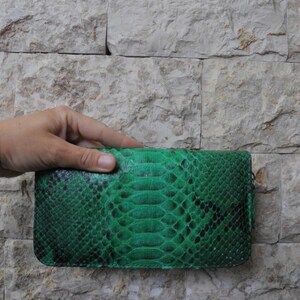以下が含まれることがあります： ジッパー付きの緑色のヘビ革財布