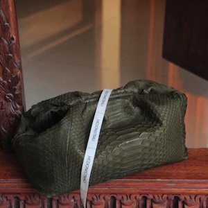 Borsa a marsupio color cachi in vera pelle di pitone / borse in pelle esotica / pochette morbida di piccole dimensioni / borsa verde firmata / regalo per lei / borsa di classe