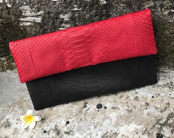 Handgjord kuvertväska i äkta pytonhud i svart och rött, färgblock, elegant läderkuvertväska, handväska med fri frakt, platt ormklutch