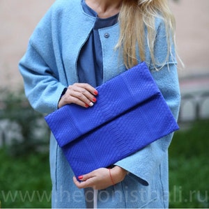 Bolso de mano grande tipo sobre de piel auténtica de pitón azul rey / Funda de piel para MacBook Air / Bolso elegante para mujer azul ultramar brillante / Bolso de piel de serpiente
