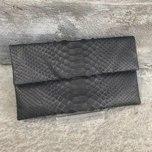 ENTREGA RÁPIDA Bolso de mano tipo sobre de piel de pitón auténtica negra / Bolso de mano plegable de piel para mujer / Bolso de mano elegante y con clase / Bolso pequeño de piel de serpiente