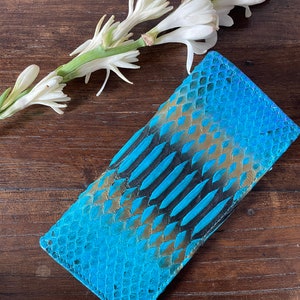 Portefeuille plat unisexe turquoise en peau de python véritable / petit porte-monnaie bleu reptile en cuir / cuir exotique imprimé serpent / porte-cartes idée cadeau