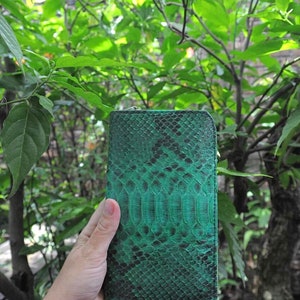 以下が含まれることがあります： ジッパー付きの緑色のヘビ革財布