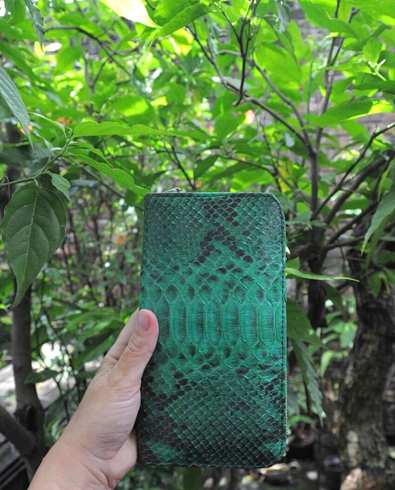 以下が含まれることがあります： ジッパー付きの緑色のヘビ革財布