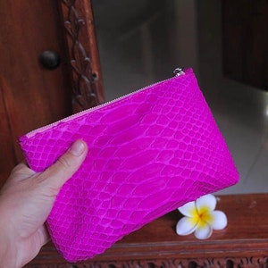 Bolsa de cosméticos de piel de pitón auténtica de color rosa intenso/organizador de insertos para monederos/inserto para bolsos de mano/billetera de cuero exótico/pequeño bolso de mano de piel de serpiente