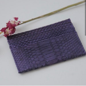 Tarjetero unisex de piel de pitón auténtica, tamaño pequeño, color violeta, ideal para regalar. Piel de pitón exótica.
