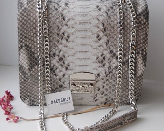 本物のパイソンレザーを使用した上品なレディースバッグ | デザイナーレザーバッグ | エキゾチックレザーを使用したレディースバッグ | チェーンクロスボディのエレガントなスネークバッグ | スネークプリントの財布