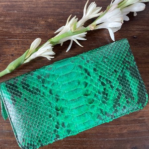 以下が含まれることがあります： ジッパー付きの緑色のヘビ革財布