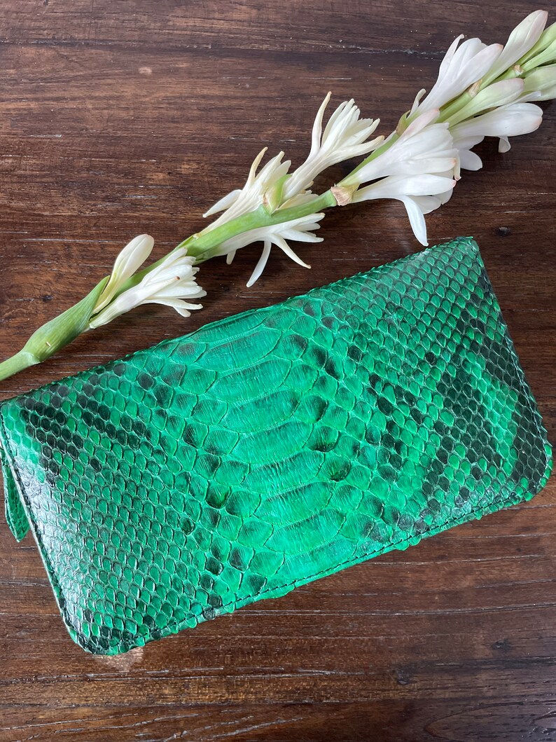以下が含まれることがあります： ジッパー付きの緑色のヘビ革財布