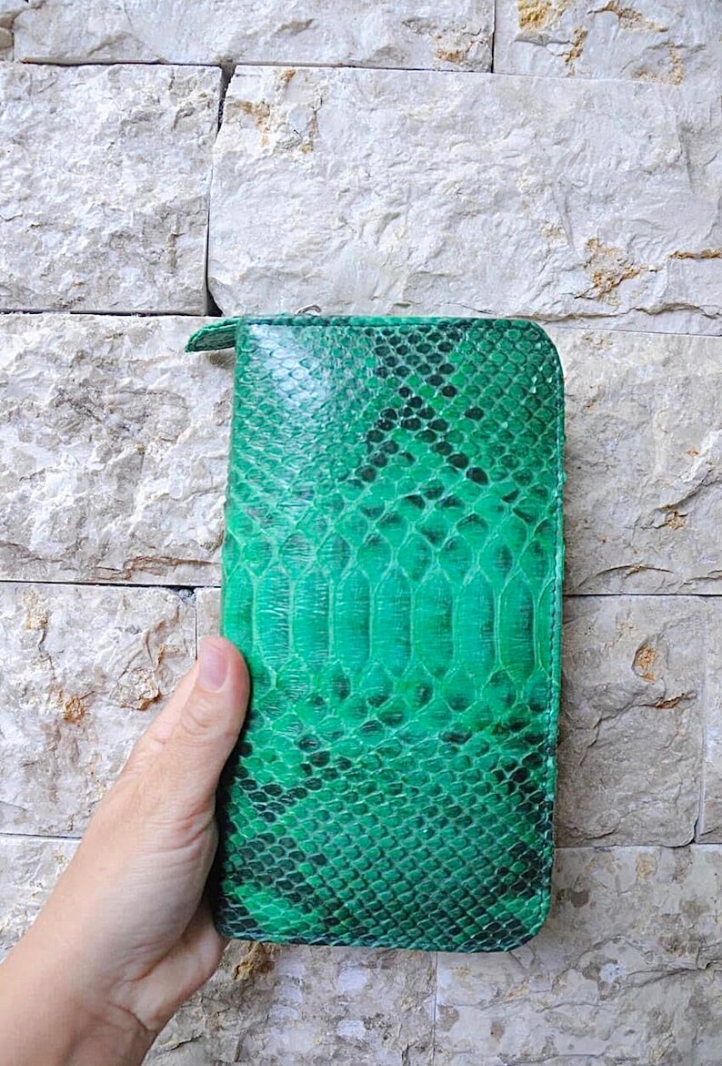 以下が含まれることがあります： 表面がテクスチャ加工された緑色のヘビ革財布