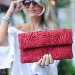 Bolso de mano rojo tipo sobre de piel de pitón auténtica / Bolsos de piel exótica / Bolso de mano pequeño y elegante hecho a mano / Bolso de mano de noche elegante y plano para mujer / Bolso de serpiente