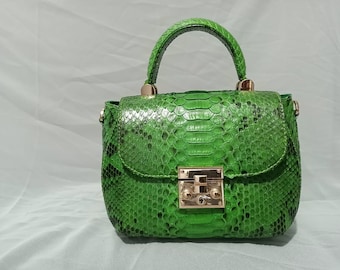 Äkta pytonväska med topphandtag / designerväska / exotisk läderväska / grön elegant sommarväska i läder / ormmönstrad handväska